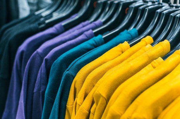 Trouvez le lot de cintres idéal pour votre dressing moderne